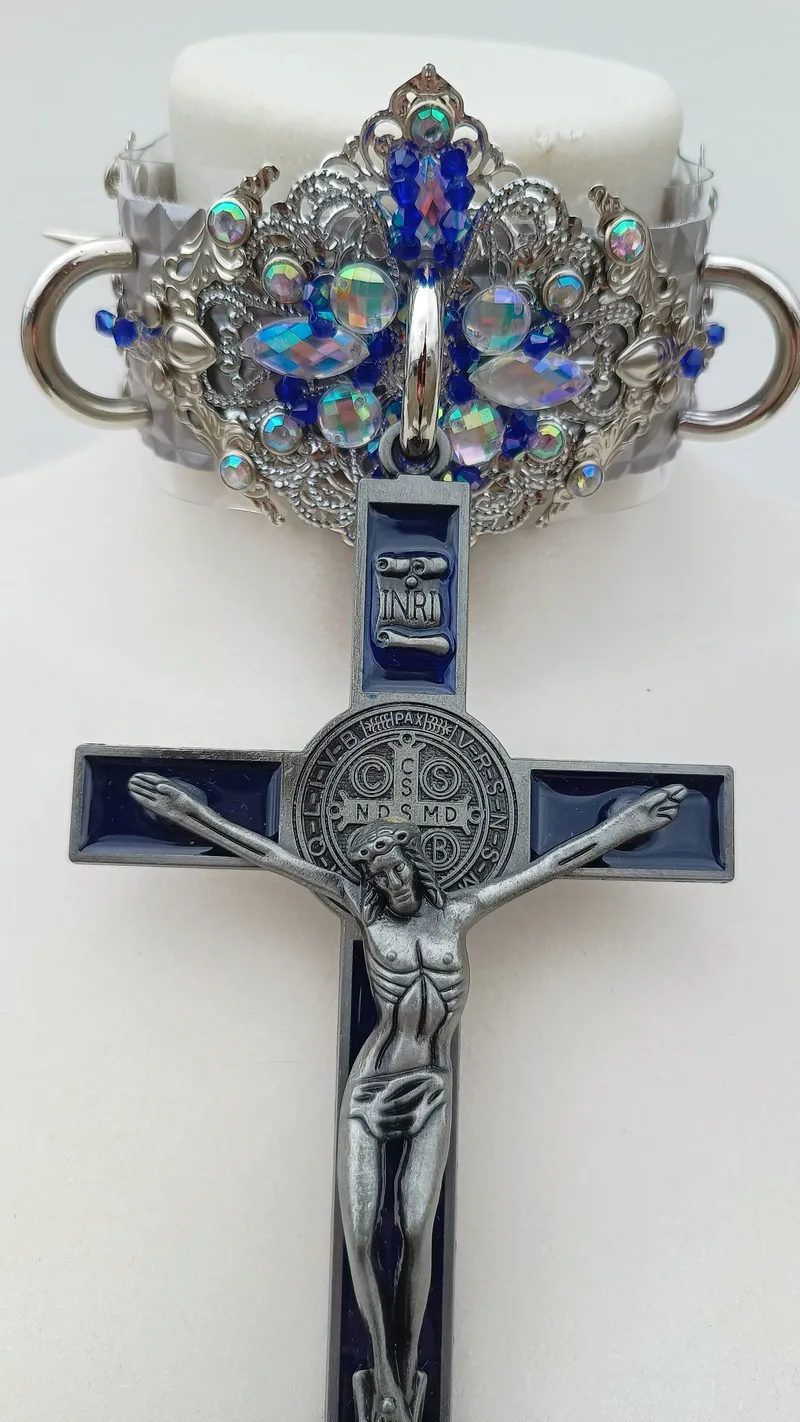 choker unique "BAROK CROSS" | Collier Gothique Baroque Argenté & Croix Bleue, PVC Relief, Gemmes Iridescentes, bijou gothique fait main (3)