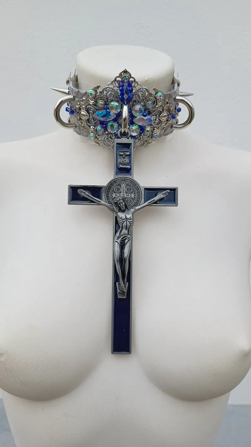 choker unique "BAROK CROSS" | Collier Gothique Baroque Argenté & Croix Bleue, PVC Relief, Gemmes Iridescentes, bijou gothique fait main