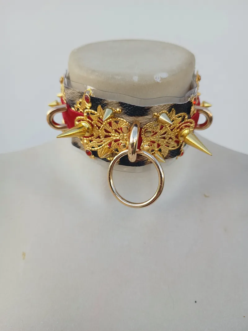 choker unique "LEOPARD MON AMOUR" | Collier Gothique Velours Rouge & Imprimé Léopard, Spikes Dorés, Rockabilly/Baroque glam — 2