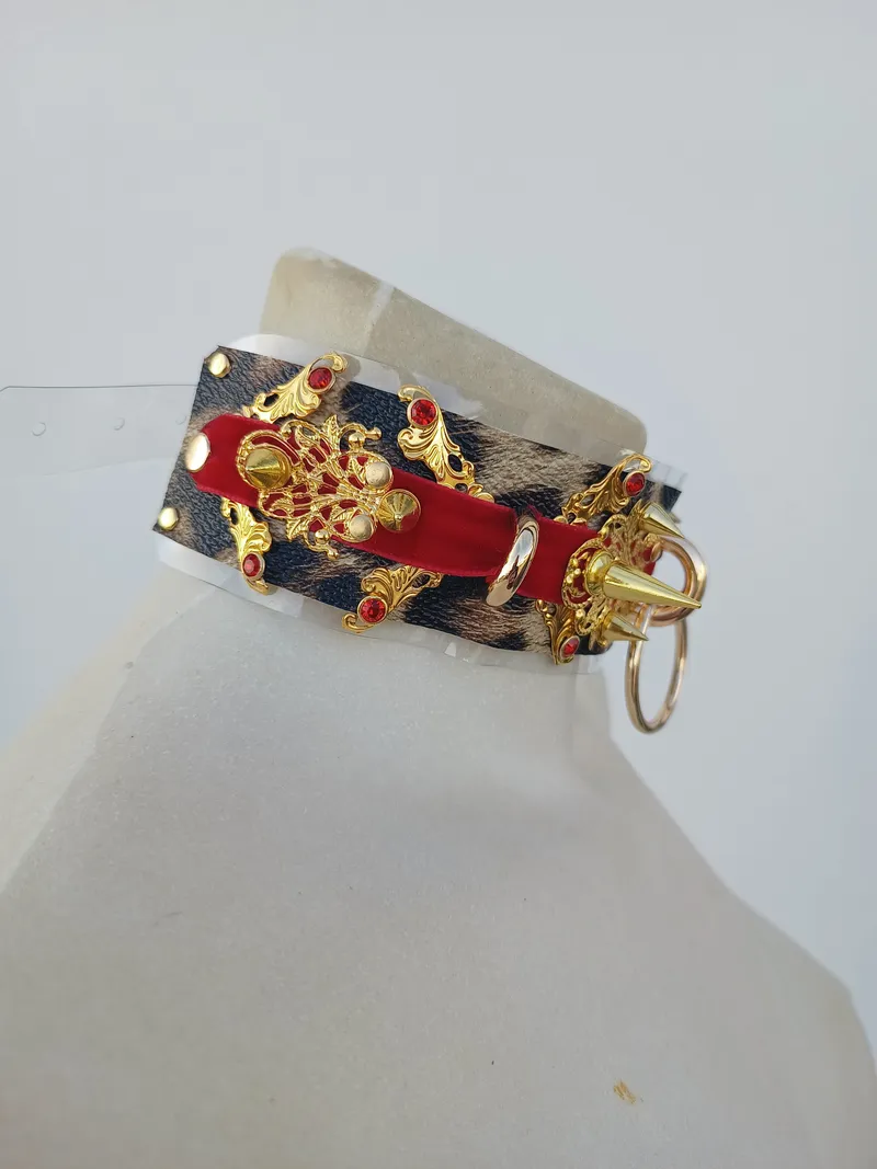 choker unique "LEOPARD MON AMOUR" | Collier Gothique Velours Rouge & Imprimé Léopard, Spikes Dorés, Rockabilly/Baroque glam — 3