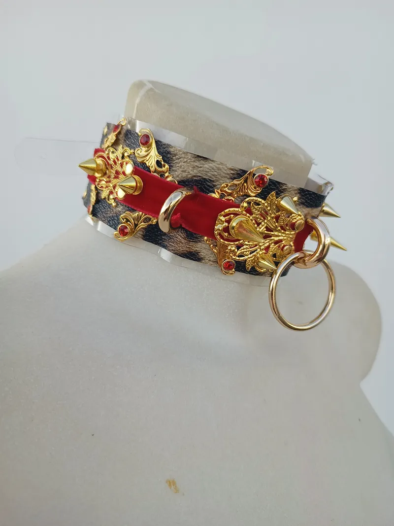 choker unique "LEOPARD MON AMOUR" | Collier Gothique Velours Rouge & Imprimé Léopard, Spikes Dorés, Rockabilly/Baroque glam