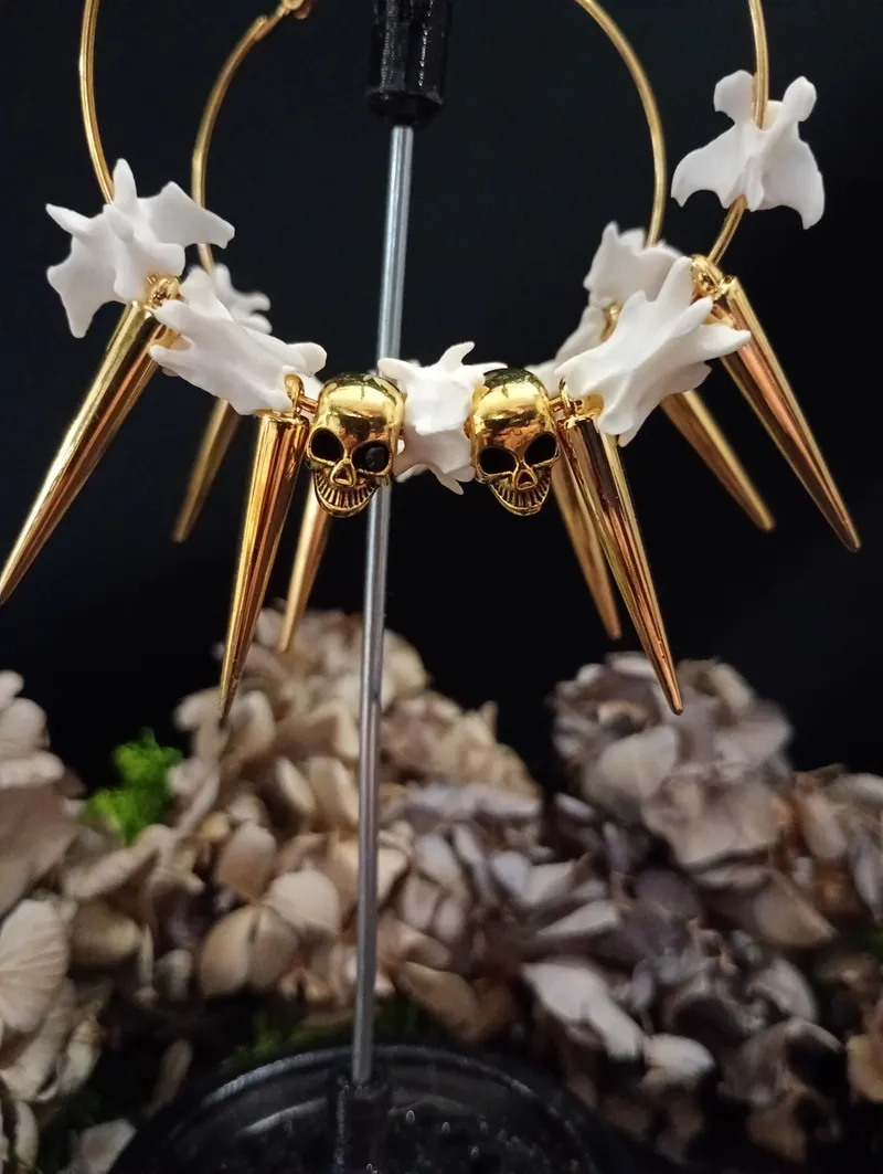 The Witch Boucles d'Oreilles os Gothiques / Tribal | Vraies Vertèbres & Crânes | Créoles Spikes | Bijoux Taxidermie | Pièce Unique - or — 3
