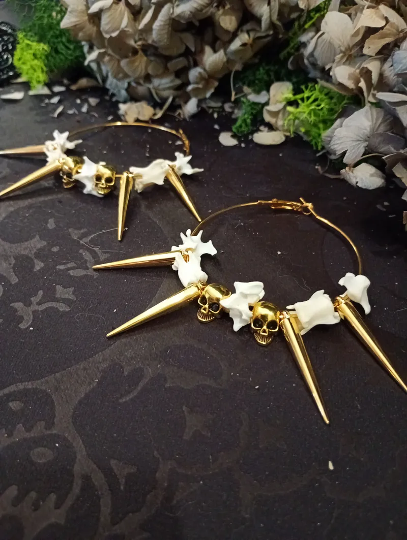 The Witch Boucles d'Oreilles os Gothiques / Tribal | Vraies Vertèbres & Crânes | Créoles Spikes | Bijoux Taxidermie | Pièce Unique - or