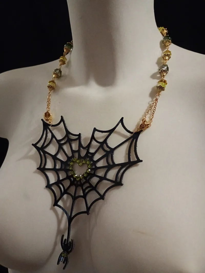 Collier "Tissage Interdit" – Plastron Toile d'Araignée & Araignée – Simili Cuir Vernis Noir et Strass Verts – Bijou Gothique Chic, bijou gothique fait main