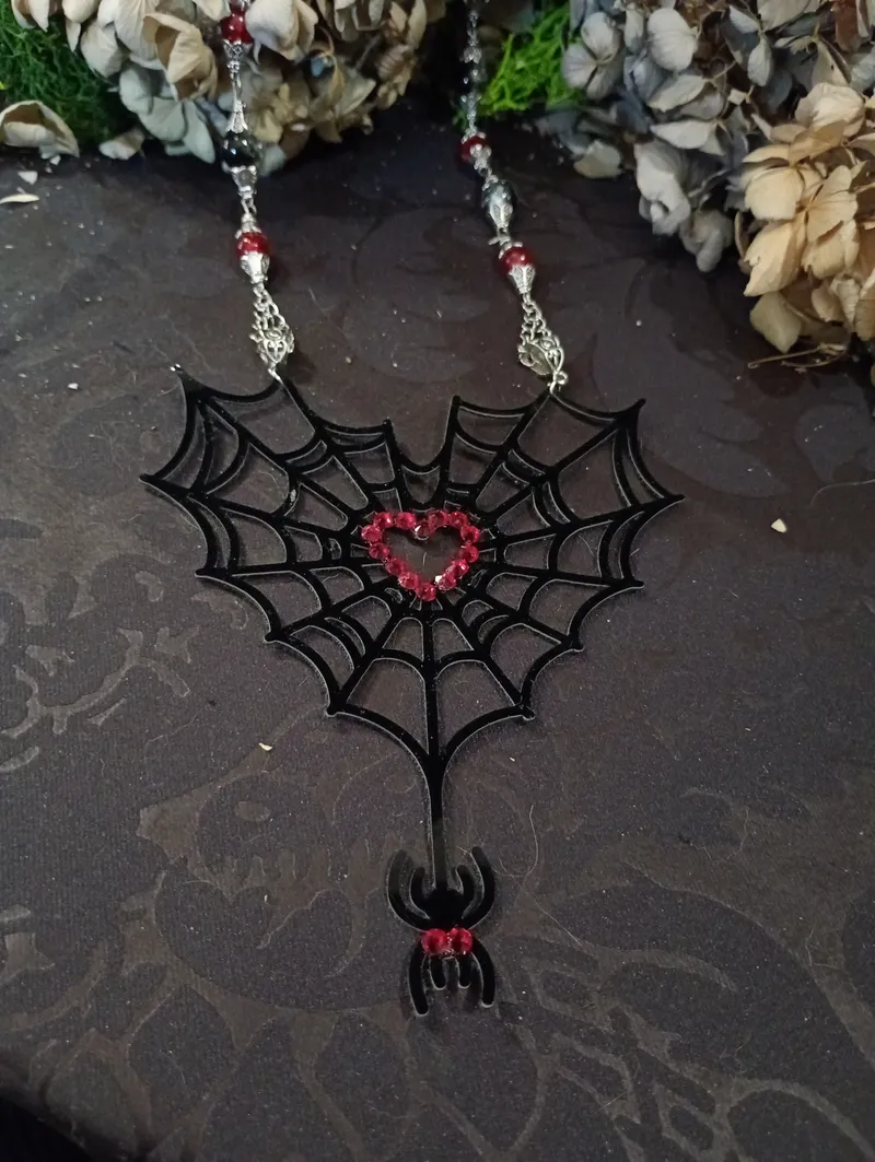Collier "Tissage Interdit" – Plastron Toile d'Araignée & Araignée – Simili Cuir Vernis Noir et Strass Verts – Bijou Gothique Chic, bijou gothique fait main (2)