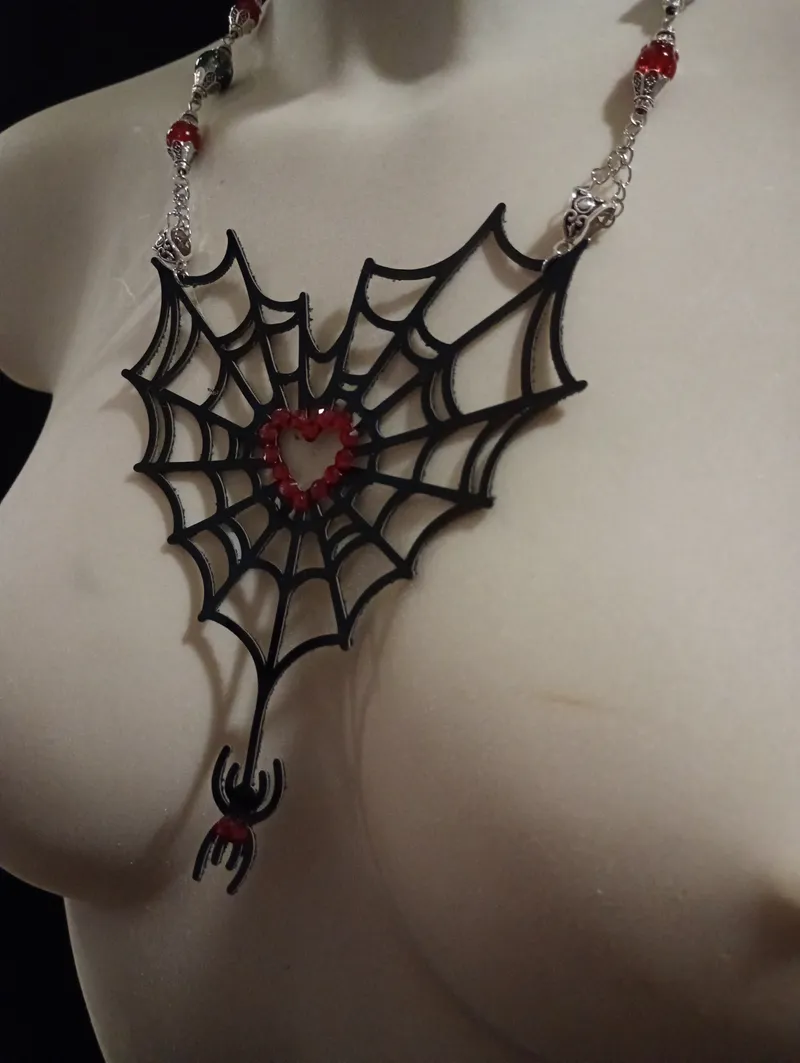 Collier "Tissage Interdit" – Plastron Toile d'Araignée & Araignée – Simili Cuir Vernis Noir et Strass Verts – Bijou Gothique Chic, bijou gothique fait main (3)