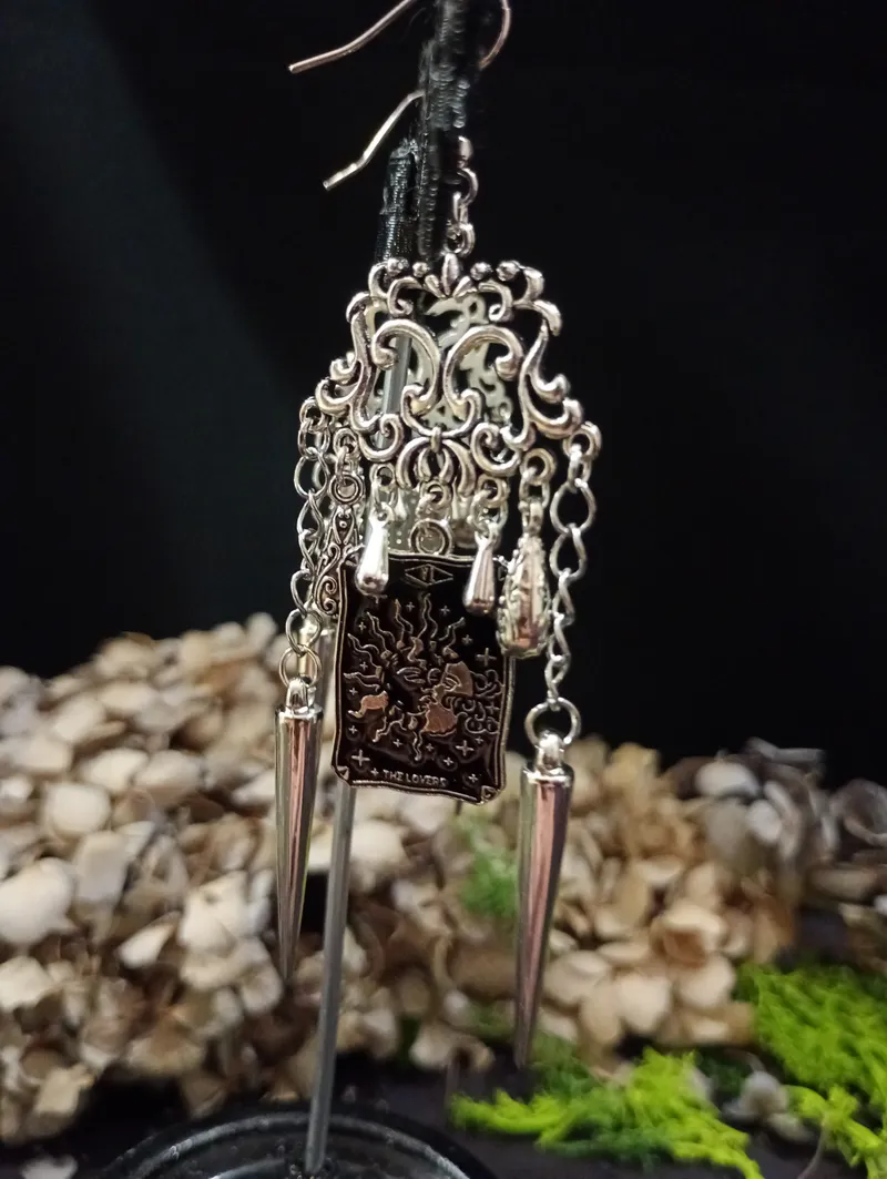Boucles d'Oreilles "Aura Sombre" – Tarot Divinatoire & Spikes – Bijoux Gothiques Occultes – La Lune, Les Amoureux – Dark Alternative, bijou gothique fait main (3)