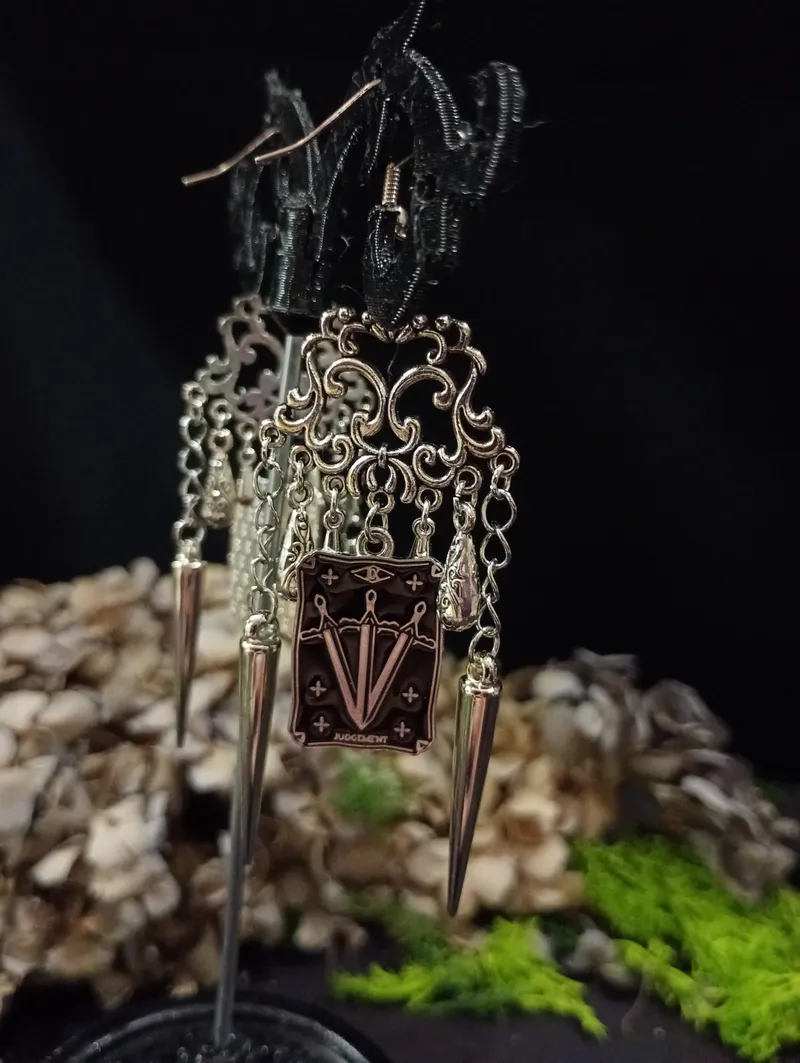 Boucles d'Oreilles "Aura Sombre" – Tarot Divinatoire & Spikes – Bijoux Gothiques Occultes – La Lune, Les Amoureux – Dark Alternative, bijou gothique fait main