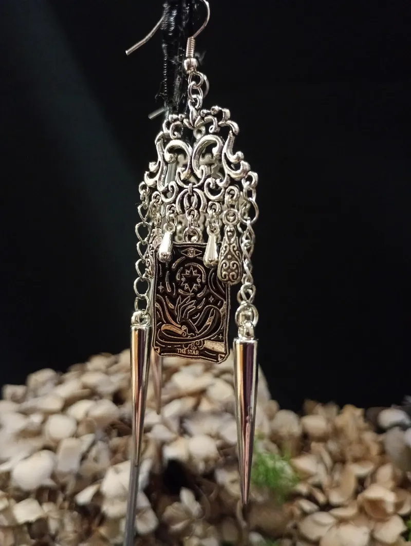 Boucles d'Oreilles "Aura Sombre" – Tarot Divinatoire & Spikes – Bijoux Gothiques Occultes – La Lune, Les Amoureux – Dark Alternative, bijou gothique fait main (2)