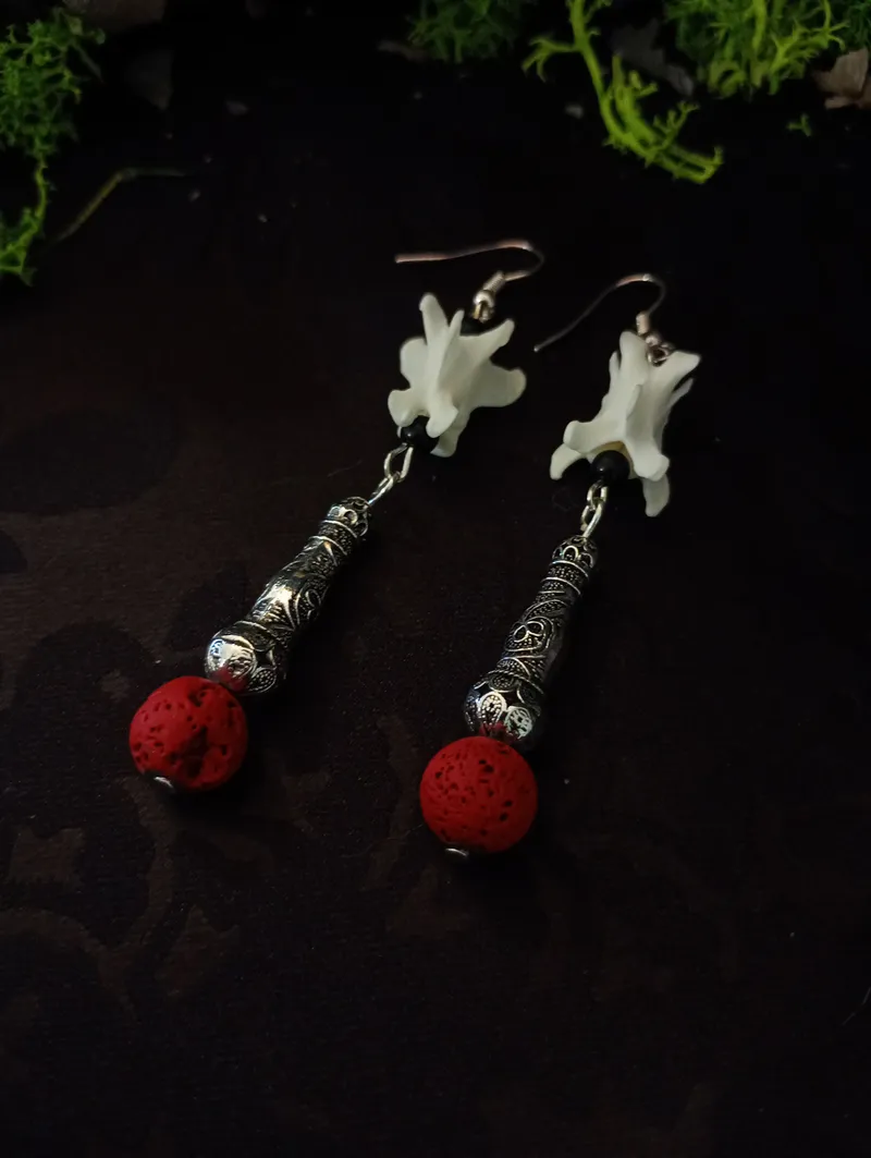 Masse d'Arme Boucles Gothique Guerrier / Steampunk Tribal sorcière | Vertèbres Perles de Lave Rouge | Fantaisie Médiévale | Argenté ou Doré, bijou gothique fait main
