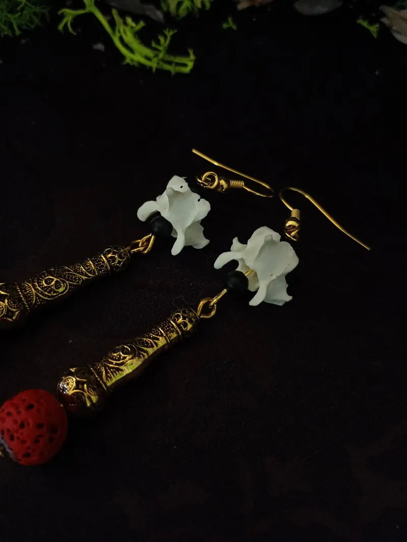 Masse d'Arme Boucles Gothique Guerrier / Steampunk Tribal sorcière | Vertèbres Perles de Lave Rouge | Fantaisie Médiévale | Argenté ou Doré, bijou gothique fait main (3)