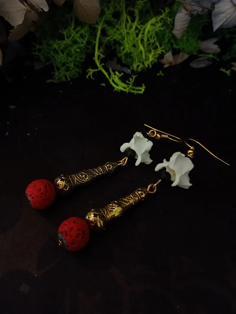 Masse d'Arme Boucles Gothique Guerrier / Steampunk Tribal sorcière | Vertèbres Perles de Lave Rouge | Fantaisie Médiévale | Argenté ou Doré, bijou gothique fait main (2)