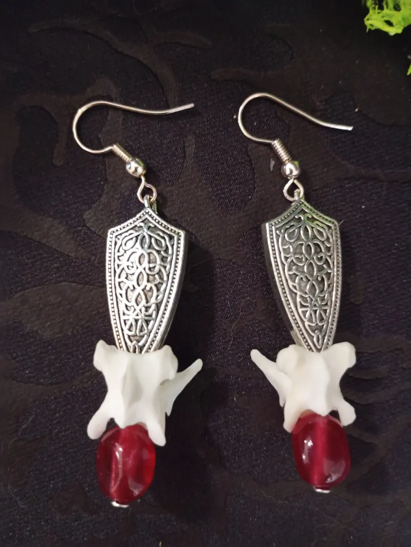 Bouclier Boucles d'Oreilles en os Médiéval Gothique / Fantastique | Vertèbres, Calcédoine Rouge| Taxidermie & Sorcière | Argenté ou Doré, handmade gothic jewelry
