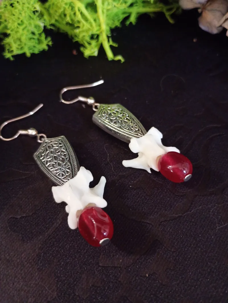 Bouclier Boucles d'Oreilles en os Médiéval Gothique / Fantastique | Vertèbres, Calcédoine Rouge| Taxidermie & Sorcière | Argenté ou Doré, handmade gothic jewelry (3)