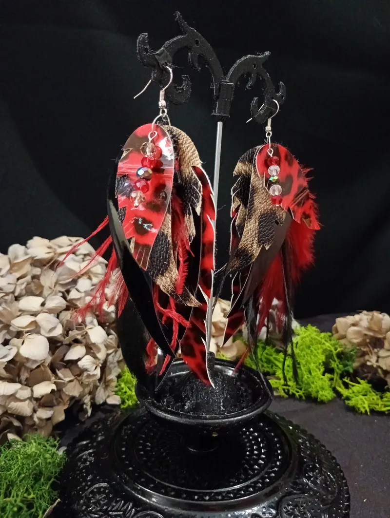 Boucles d'Oreilles "Plumes de Phénix" – Bijoux Bohèmes Simili Cuir et Plumes – Création Artisanale Rouge et Noire – Modèle Unique Fait Main, bijou gothique fait main