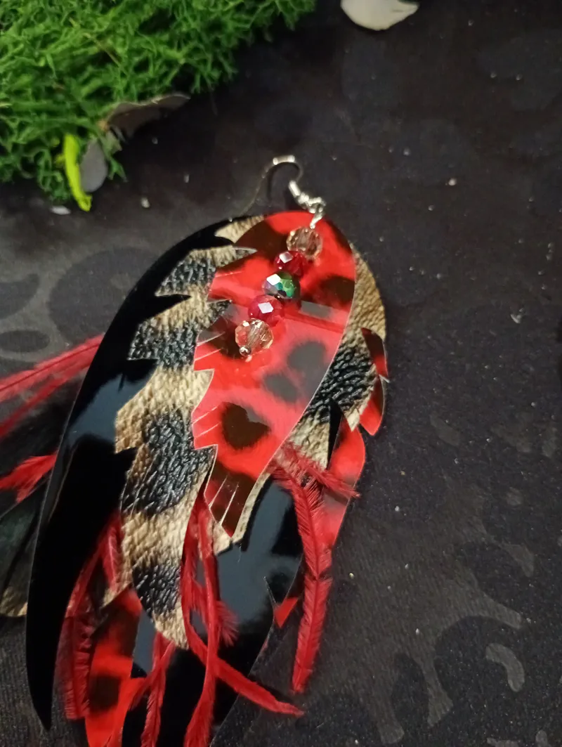 Boucles d'Oreilles "Plumes de Phénix" – Bijoux Bohèmes Simili Cuir et Plumes – Création Artisanale Rouge et Noire – Modèle Unique Fait Main, bijou gothique fait main (3)