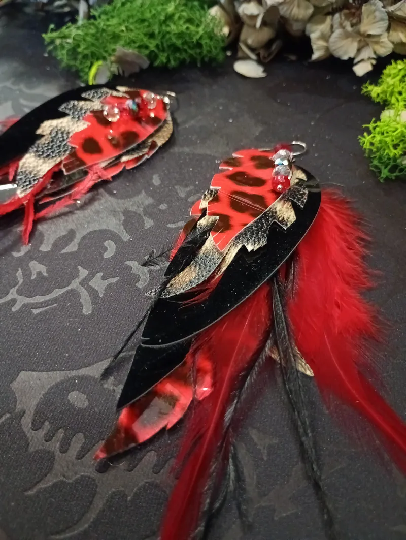 Boucles d'Oreilles "Plumes de Phénix" – Bijoux Bohèmes Simili Cuir et Plumes – Création Artisanale Rouge et Noire – Modèle Unique Fait Main, bijou gothique fait main (2)