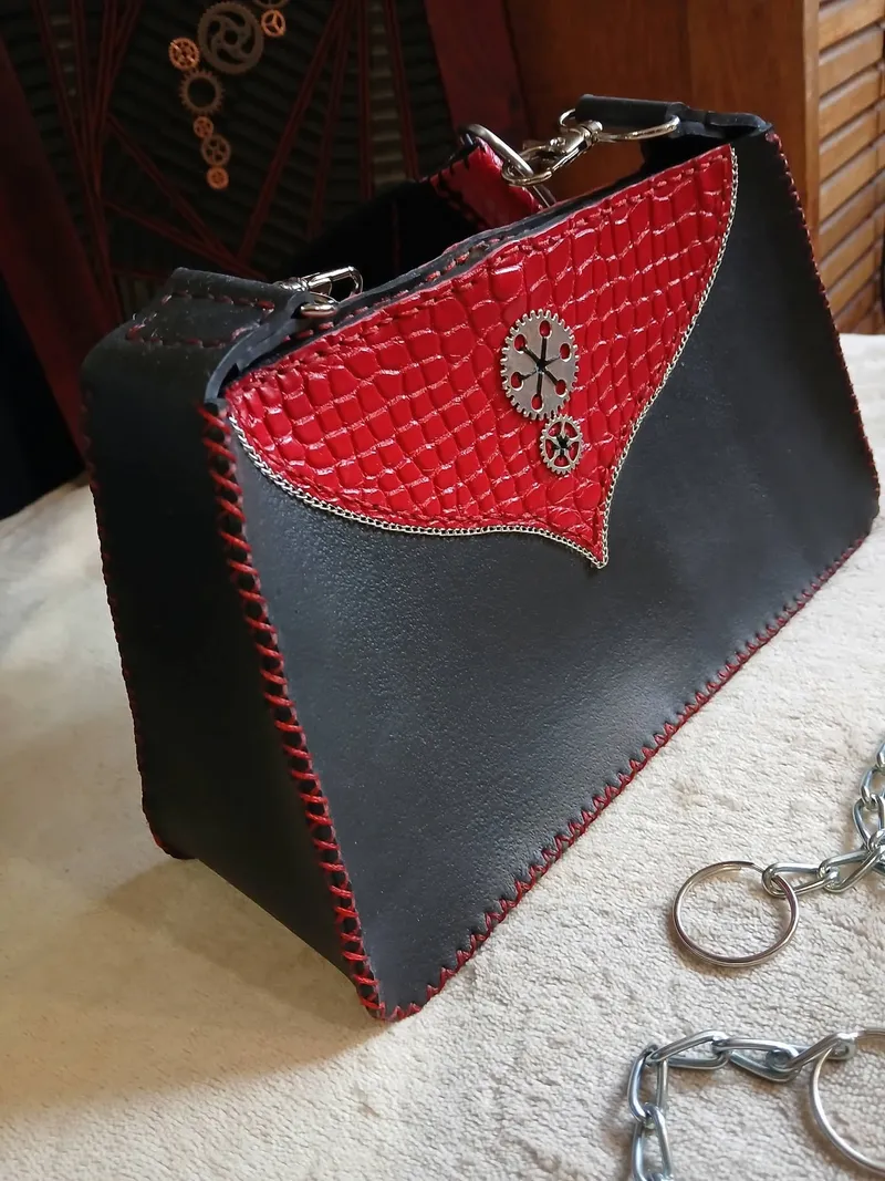 Sac à main rouge et noir, handmade gothic accessory (3)