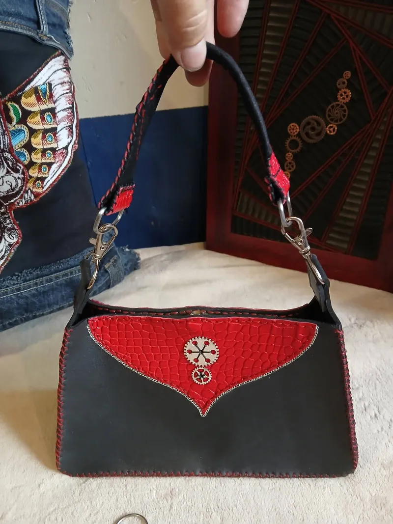 Sac à main rouge et noir, handmade gothic accessory (2)