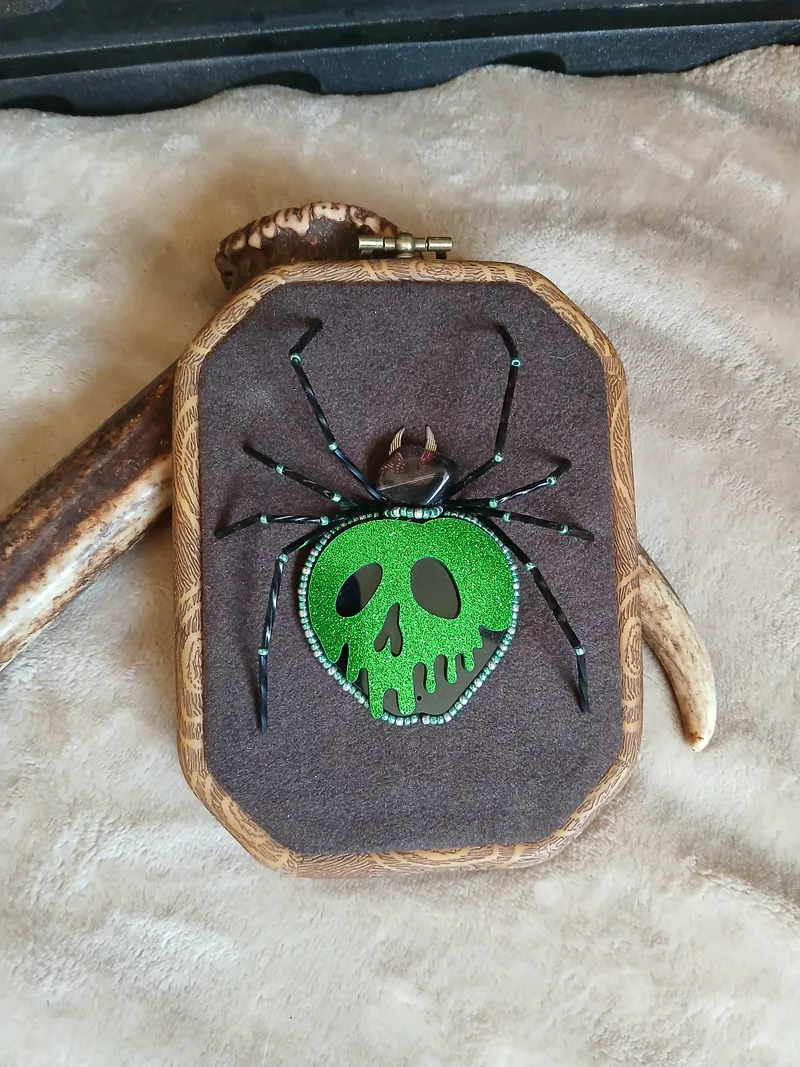 Araignée toxique, handmade gothic home decor