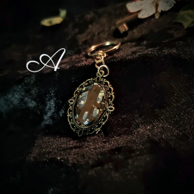 Porte-clef Tirumala Petiverana, accessoire gothique fait main (2)