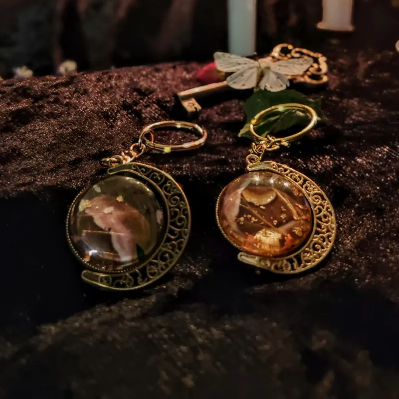 Porte clefs personnalisés ( Samia Cynthia), accessoire gothique fait main