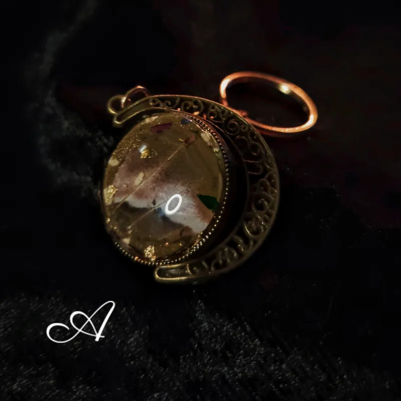 Porte clefs personnalisés ( Samia Cynthia), accessoire gothique fait main (2)