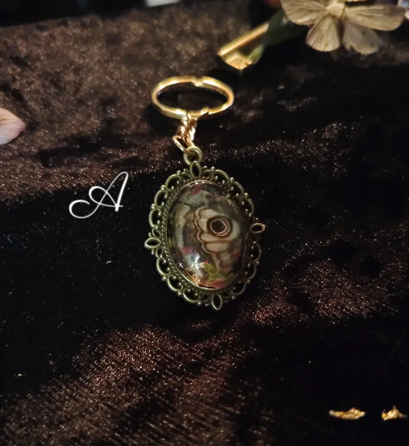 Porte clefs saturnia pavonia, accessoire gothique fait main (2)