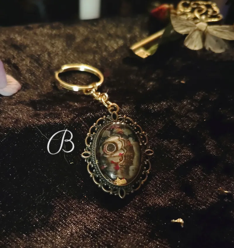 Porte clefs saturnia pavonia, accessoire gothique fait main (3)