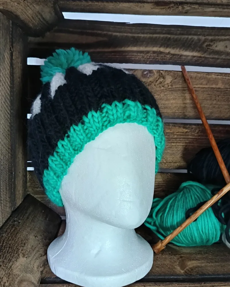 Bonnet inspiré de Beetlejuice - 100% laine mérinos - Tricoté main -, handmade gothic clothing