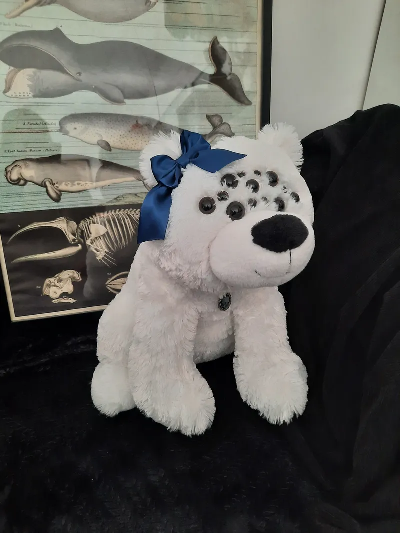 Peluche - ours blanc aux yeux d'araignée, décoration gothique faite main