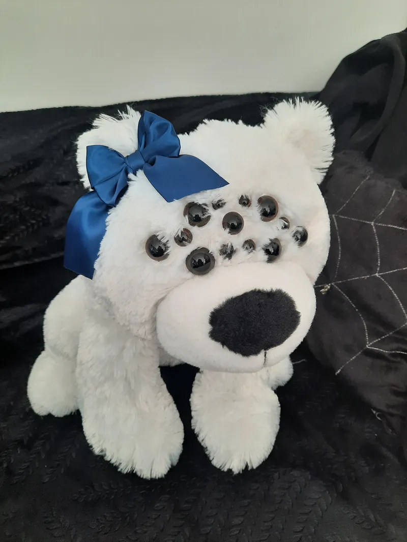 Peluche - ours blanc aux yeux d'araignée — 2