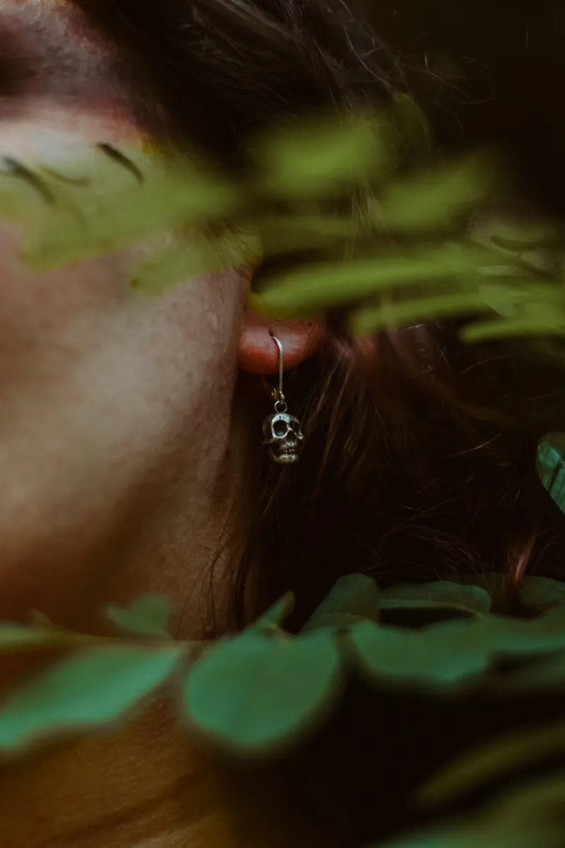 Boucles d'oreilles pendantes Skullen, bijou gothique fait main