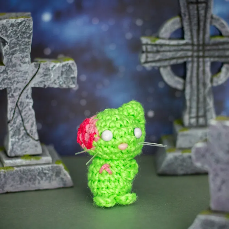 Roarmero, chat zombie en crochet, handmade gothic home decor (2)