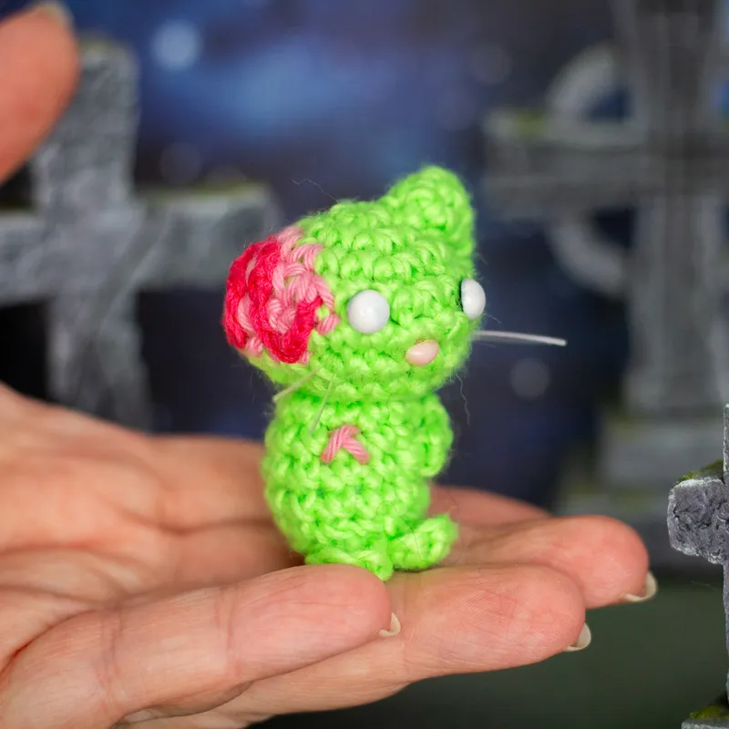 Roarmero, chat zombie en crochet, handmade gothic home decor