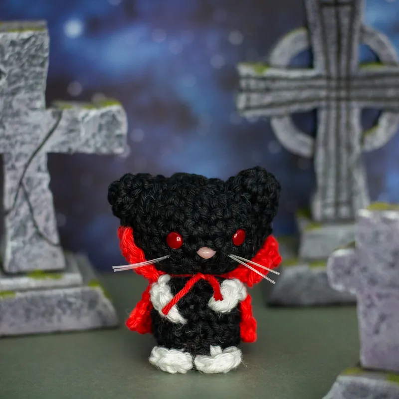 Catula, chat vampire en crochet, handmade gothic home decor (2)