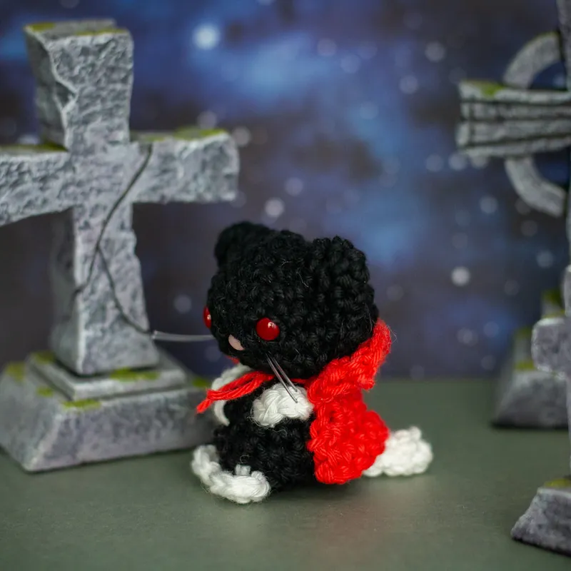 Catula, chat vampire en crochet, handmade gothic home decor (3)
