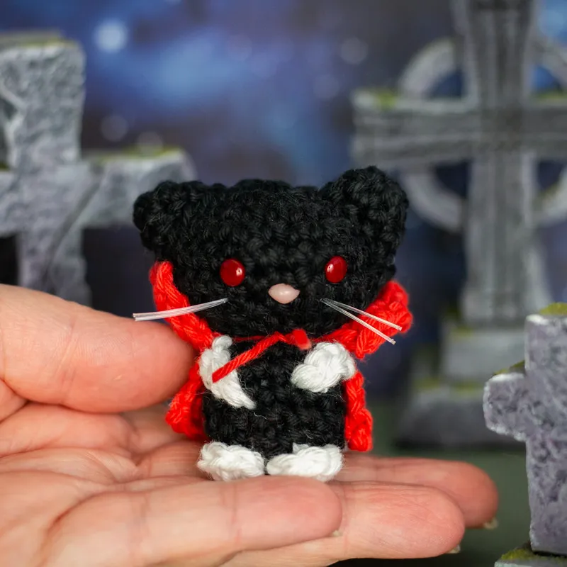 Catula, chat vampire en crochet, handmade gothic home decor