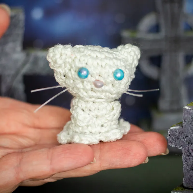Poltercat, chat fantôme en crochet, handmade gothic home decor