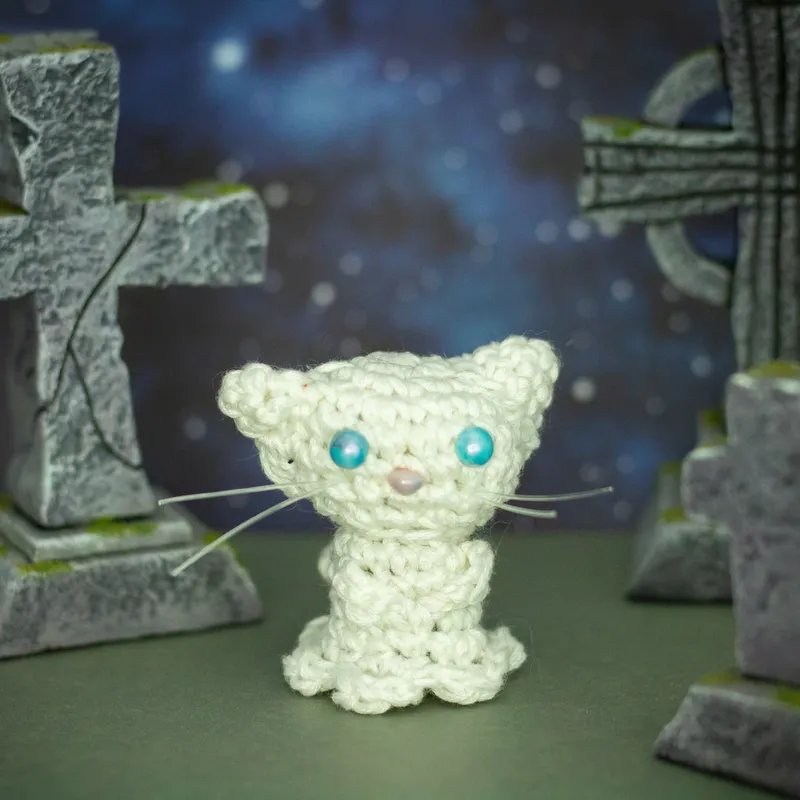 Poltercat, chat fantôme en crochet, handmade gothic home decor (2)