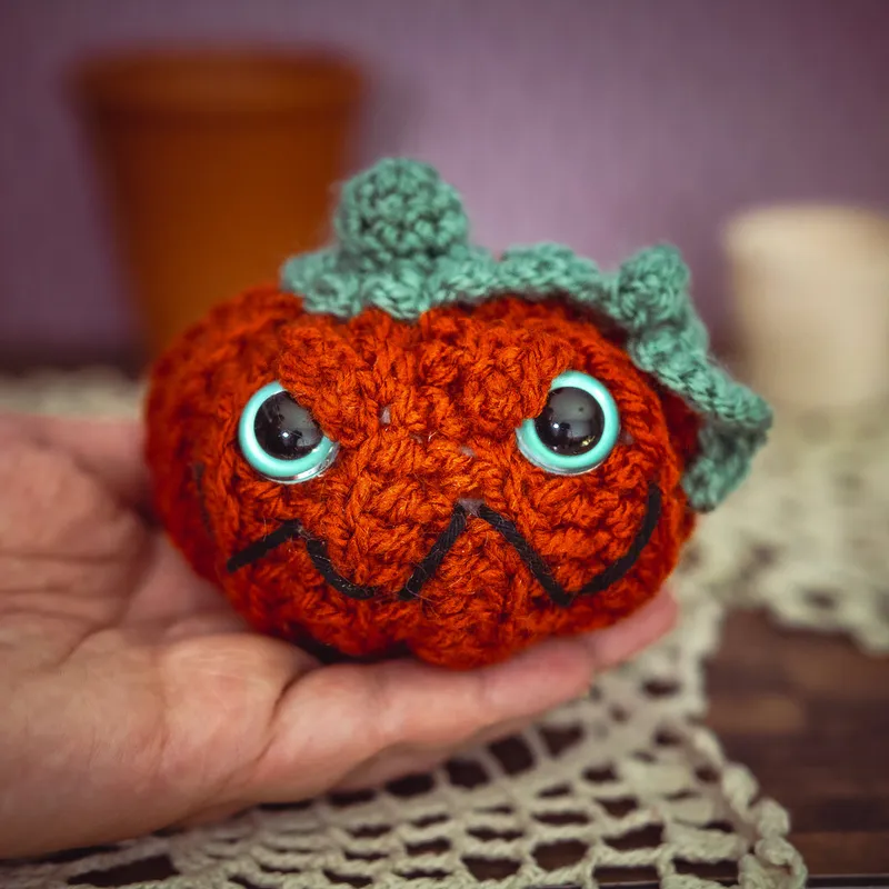Citrouille en crochet phosphorescente, handmade gothic home decor (2)