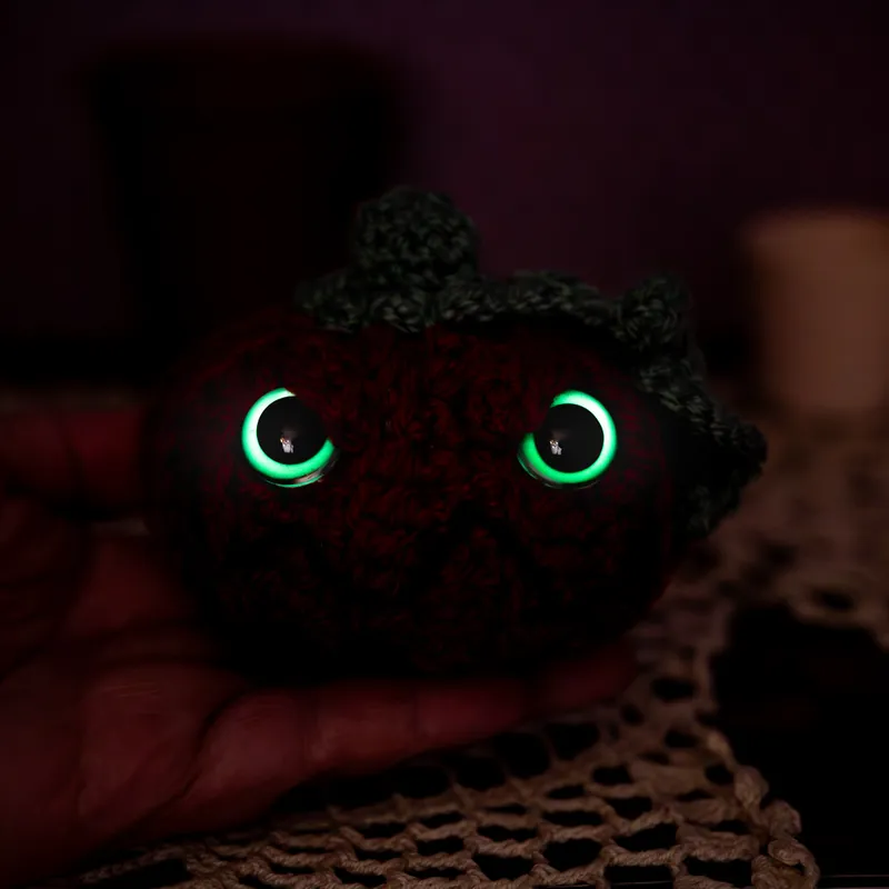 Citrouille en crochet phosphorescente, handmade gothic home decor (3)
