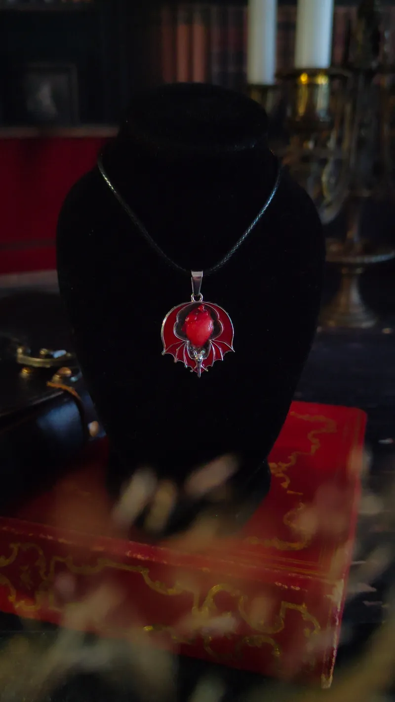 Pendentif Ailes de la nuit (Crâne de Démon, Vampire ou Cœur Anatomique), bijou gothique fait main (3)