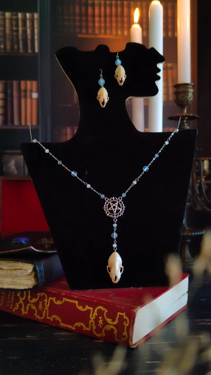 Collier Chapelet Gothique Pentacle & Crâne de Chauve-souris (blanc lunaire), bijou gothique fait main (2)