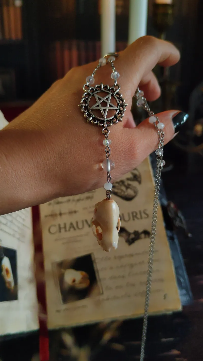 Collier Chapelet Gothique Pentacle & Crâne de Chauve-souris (blanc lunaire), bijou gothique fait main (3)