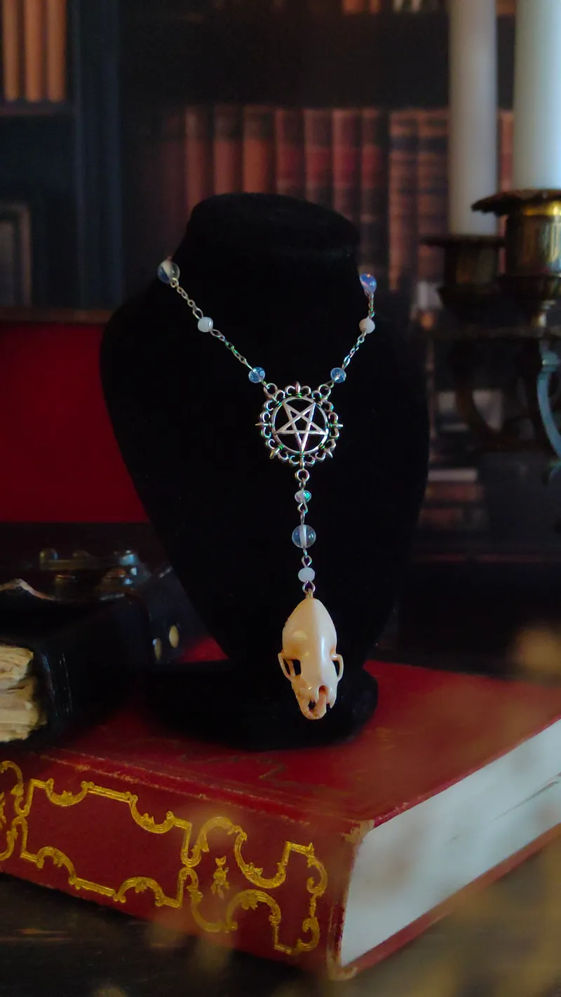 Collier Chapelet Gothique Pentacle & Crâne de Chauve-souris (blanc lunaire), bijou gothique fait main