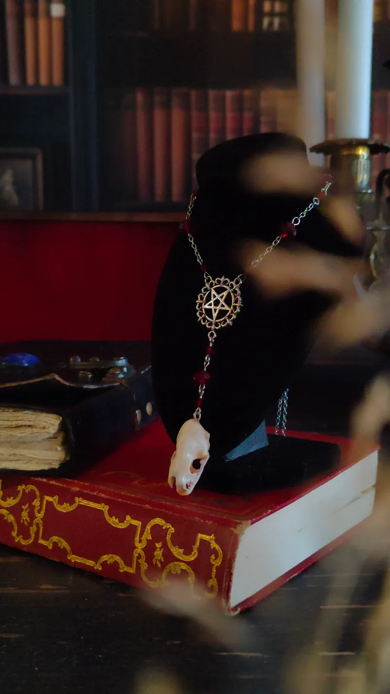 Chapelet Gothique Pentacle & Crâne de Chauve-souris (rouge sang), bijou gothique fait main (3)