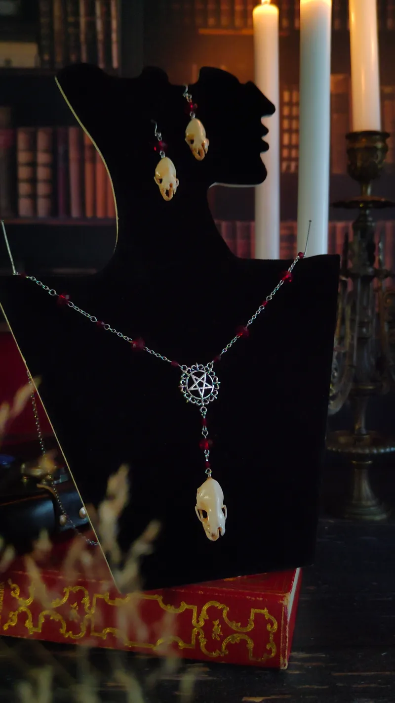 Chapelet Gothique Pentacle & Crâne de Chauve-souris (rouge sang), bijou gothique fait main (2)