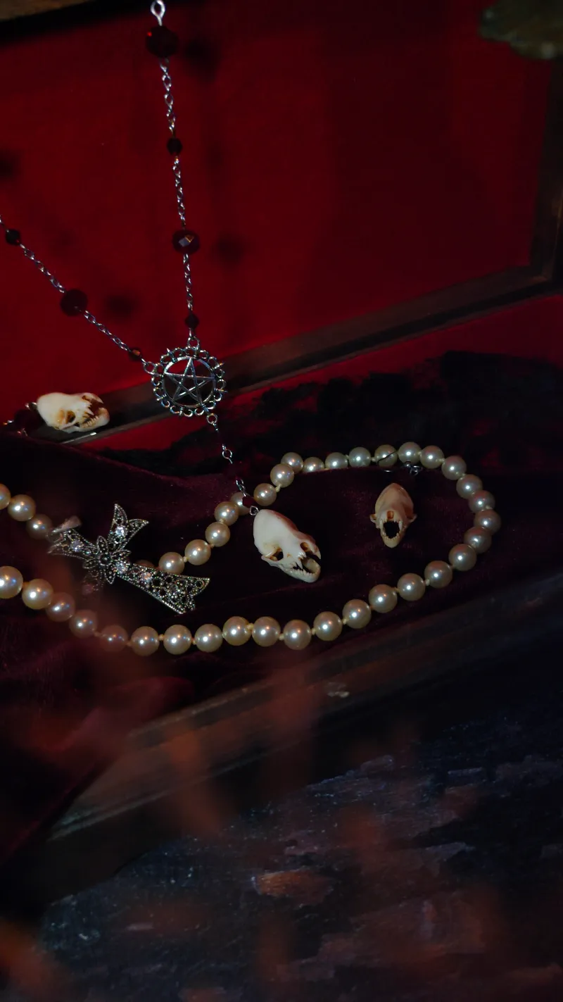 Chapelet Gothique Pentacle & Crâne de Chauve-souris (rouge sang), bijou gothique fait main