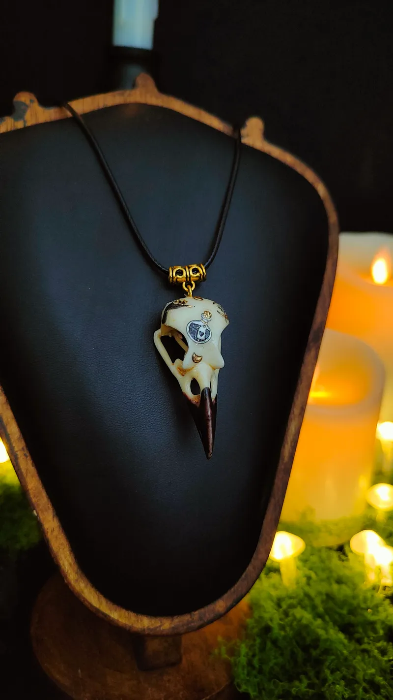 Pendentif Crâne de Corbeau Orné - Le Witchy — 2